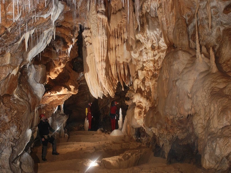 Jeskyně a speleologie