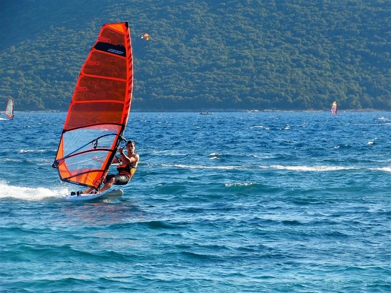Windsurfing a kiteboarding
